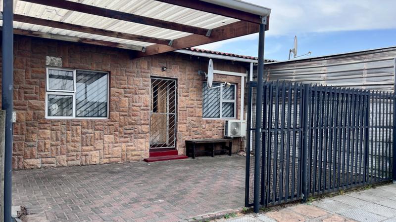 2 Bedroom Property for Sale in Silvertown Western Cape